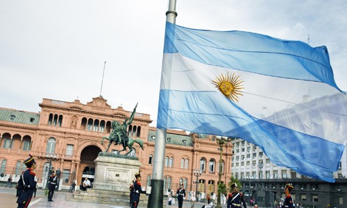 Tên gọi của đất nước Argentina được bắt nguồn từ tiếng Latinh argentum có nghĩa là bạc. Những người định cư châu Âu ban đầu tin rằng quốc gia này có rất nhiều bạc. Đây là một trong những  điều thú vị, ít biết về Argentina.